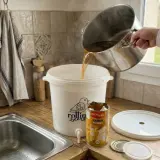 Début de la fabrication de la levure de bière : on verse le moût dans un fermenteur.