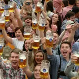 Foule joyeuse à Paris pour l'Oktoberfest, levant des chopes de bière. Ambiance festive garantie !