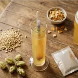 Kit de brassage artisanal : malt, houblon, levure, hydromètre pour un test iode bière parfait. Une bière dorée mousseuse à déguster.