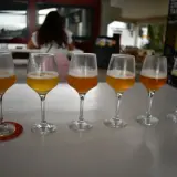 Dégustation de bières artisanales crétoises. Cinq verres de bière, de couleurs variées, sur une table.