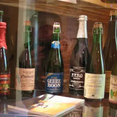 Collection de bouteilles de lambic, dont Oude Geuze Boon et Faro Lindemans. Une dégustation de lambic ?
