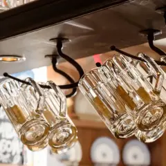 Verres à bière anglaise suspendus, prêts à servir une pinte rafraîchissante.
