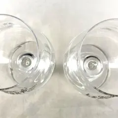 Deux verres à pied transparents, vus de dessus, avec le logo "LE TRIFLE FORT" gravé.