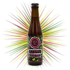 Bouteille de bière Steffi, une Berliner Weisse à la rhubarbe et fraise, sur fond explosif de couleurs vives.
