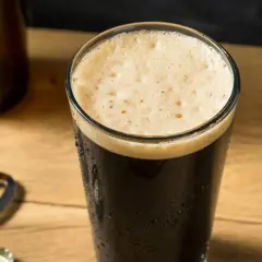 Un verre de stout bien mousseux, prêt à être dégusté. Une recette parfaite pour les amateurs de bières foncées.