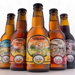 Cinq bouteilles de bière artisanale "La Lie", dont la meilleure bière normande. Des étiquettes colorées illustrent des scènes champêtres et urbaines.