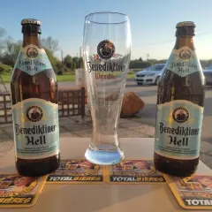 Deux bouteilles de Benediktiner Hell et un verre vide, prêts pour déguster la meilleure bière allemande.