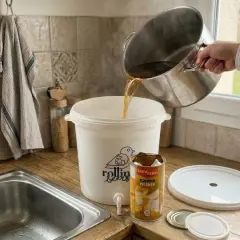 Début de la fabrication de la levure de bière : on verse le moût dans un fermenteur.