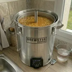 Cuve de brassage "Brewster Dominator" remplie de moût pour une bière smash. Thermomètre et bécher d'eau à proximité.