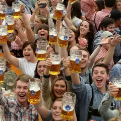 Foule joyeuse à Paris pour l'Oktoberfest, levant des chopes de bière. Ambiance festive garantie !