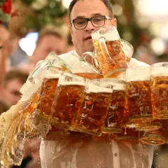 Serveuse à l'Oktoberfest, un record de chopes de bière renversées, le tout dans une ambiance festive.