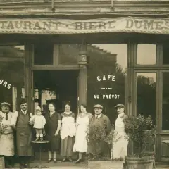 Devant le restaurant "Bière Dumesnil", une famille pose fièrement.