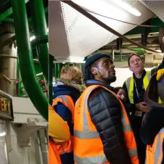 Visite guidée dans une brasserie londonienne. On aperçoit le panneau "Fuller's Brewery" et des visiteurs curieux observant les installations.