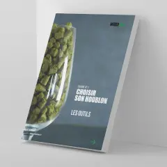 Ebook "Choisir son houblon" : un guide pour les amateurs de bière. Le houblon, ingrédient clé de la bière, est présenté dans un verre.