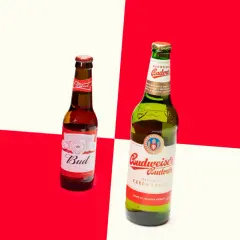 Deux bouteilles de bière, une Bud et une Budweiser Budvar, sur fond rouge et blanc.