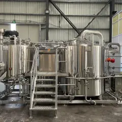 Gros équipement de brasserie en acier inoxydable, prêt pour le processus de fabrication de bière. Un système de désinfectant bière est intégré pour assurer la pureté.