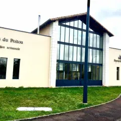 Bâtiment moderne de la Brasserie de Bellefois, spécialisée en bières du Poitou. L'enseigne "Bières du Poitou" est visible, ainsi que le logo de la brasserie.
