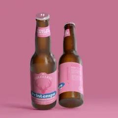 Deux bouteilles de bière artisanale "Printemps" sur fond rose. L'une met en avant le nom "Printemps" avec un cerf stylisé.