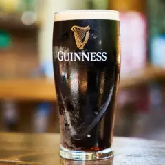 Un verre de Guinness, avec sa mousse crémeuse et son corps sombre, est prêt à être dégusté. L'azote lui donne cette texture unique.
