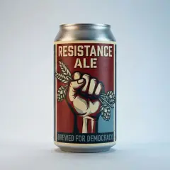 Canette de bière américaine "Resistance Ale", brassée pour la démocratie, avec un poing serré tenant du blé et du houblon.
