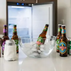 Bouteilles de bière Bagleur refroidissant dans un bol de glace. Attention, cette bière pourrait avoir un effet laxatif !