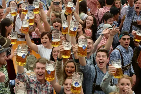 Foule joyeuse à Paris pour l'Oktoberfest, levant des chopes de bière. Ambiance festive garantie !