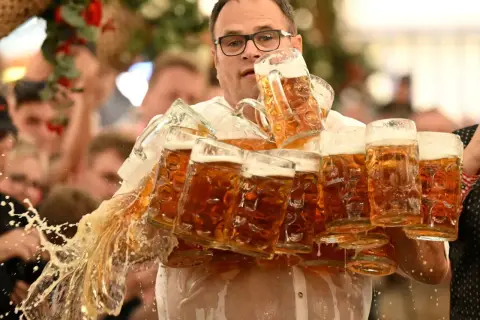 Serveuse à l'Oktoberfest, un record de chopes de bière renversées, le tout dans une ambiance festive.
