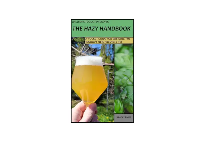 Le livre "The Hazy Handbook" présente une bière IPA trouble et des cônes de houblon, guide pour brasser cette IPA populaire.