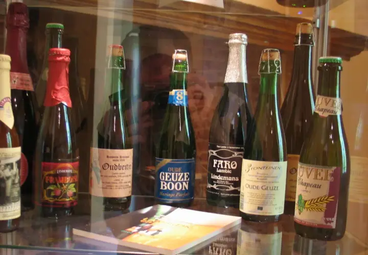 Collection de bouteilles de lambic, dont Oude Geuze Boon et Faro Lindemans. Une dégustation de lambic ?