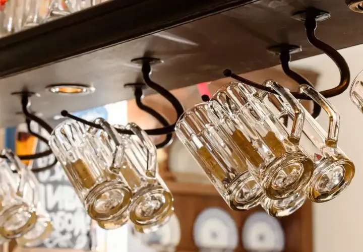 Verres à bière anglaise suspendus, prêts à servir une pinte rafraîchissante.