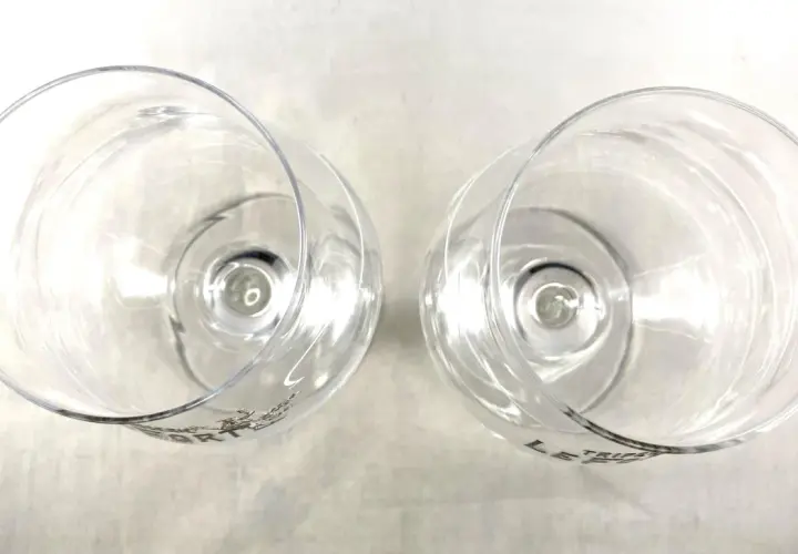 Deux verres à pied transparents, vus de dessus, avec le logo "LE TRIFLE FORT" gravé.