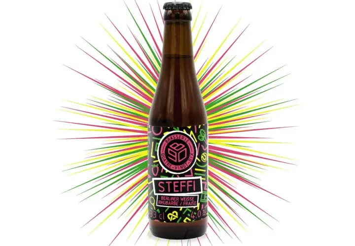 Bouteille de bière Steffi, une Berliner Weisse à la rhubarbe et fraise, sur fond explosif de couleurs vives.