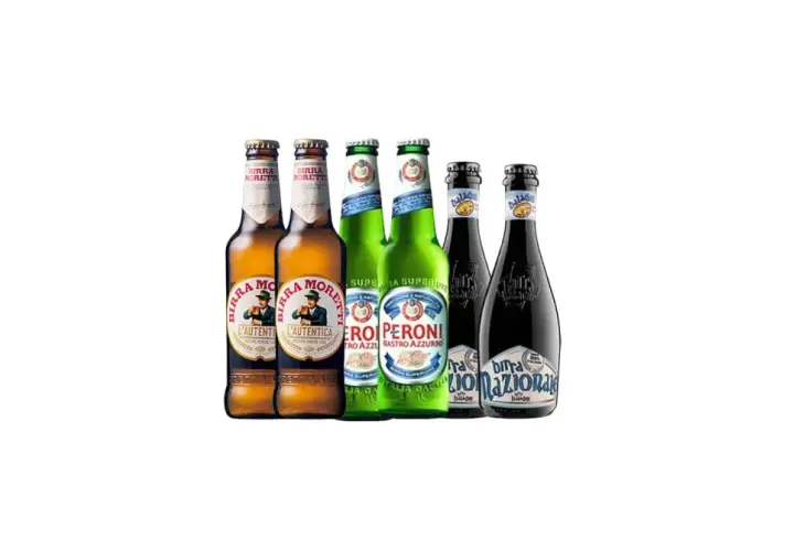 Bouteilles de bière Peroni et Moretti sur fond blanc.