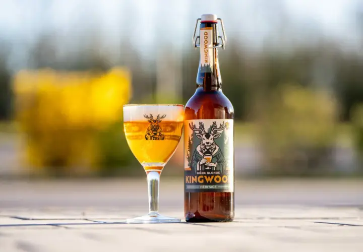 Une bière blonde Kingwood, une bière welsh, est servie dans un verre avec un cerf sur l'étiquette.