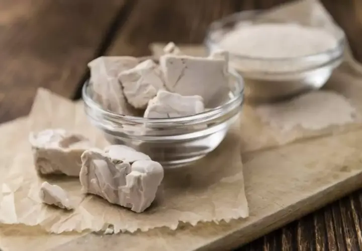Blocs de levure fraîche périmée dans un bol en verre, prêts à être jetés. À côté, une autre coupelle contient de la levure sèche.