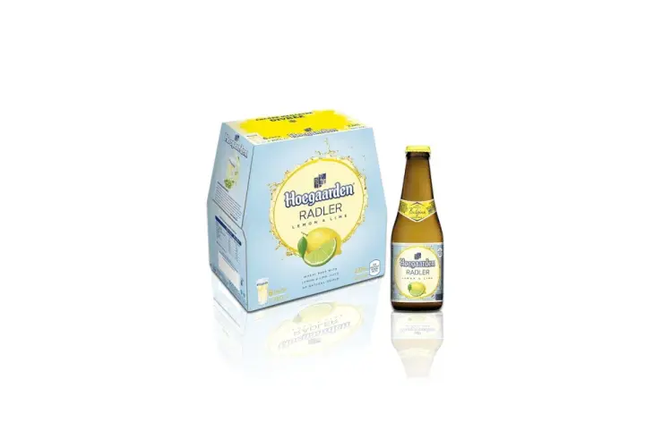 Une bouteille et un pack de bière Hoegaarden Radler Citron & Lime. Parfait pour une pause rafraîchissante.