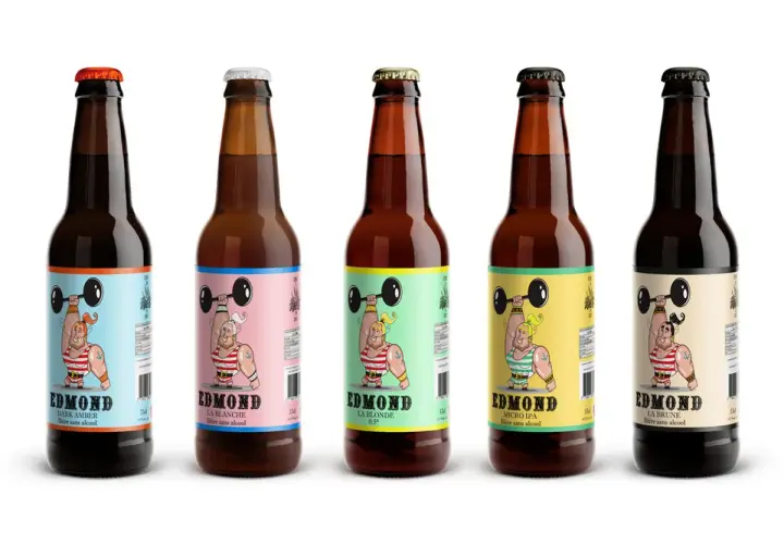 Cinq bouteilles de bière algérienne Edmond, aux étiquettes colorées représentant un haltérophile musclé.