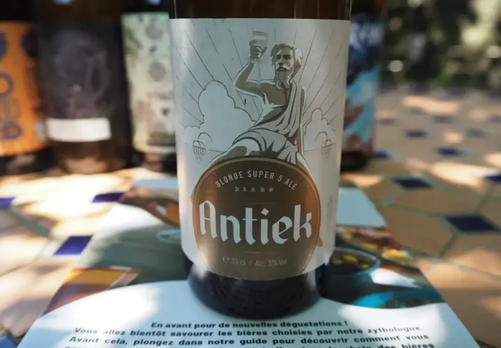 Une blonde française, la bière Antiek, sur une table ensoleillée.