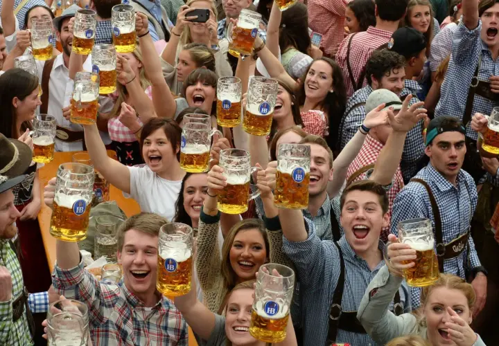 Foule joyeuse à Paris pour l'Oktoberfest, levant des chopes de bière. Ambiance festive garantie !