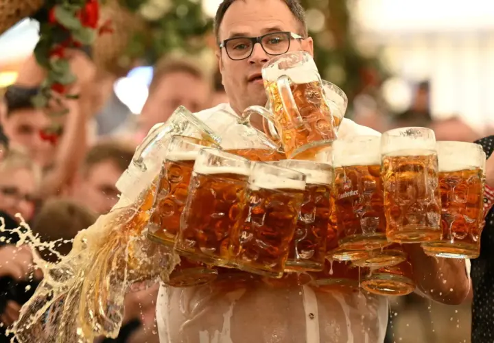 Serveuse à l'Oktoberfest, un record de chopes de bière renversées, le tout dans une ambiance festive.
