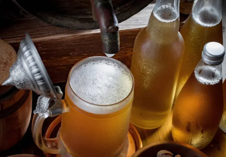 Bière fraîche dans un chopes et bouteilles, rappelant le processus de fermentation.