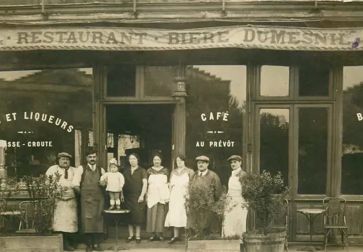 Devant le restaurant "Bière Dumesnil", une famille pose fièrement.