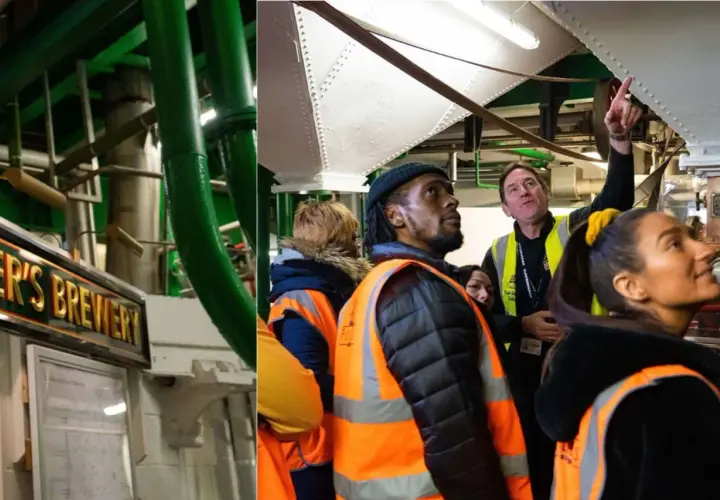 Visite guidée dans une brasserie londonienne. On aperçoit le panneau "Fuller's Brewery" et des visiteurs curieux observant les installations.
