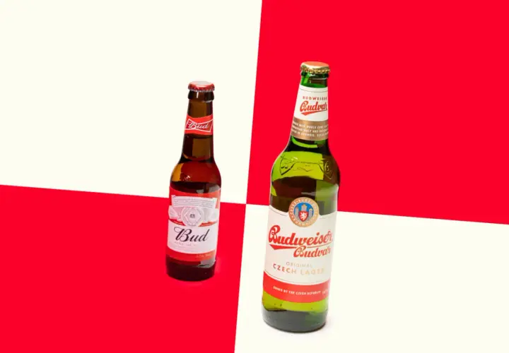 Deux bouteilles de bière, une Bud et une Budweiser Budvar, sur fond rouge et blanc.