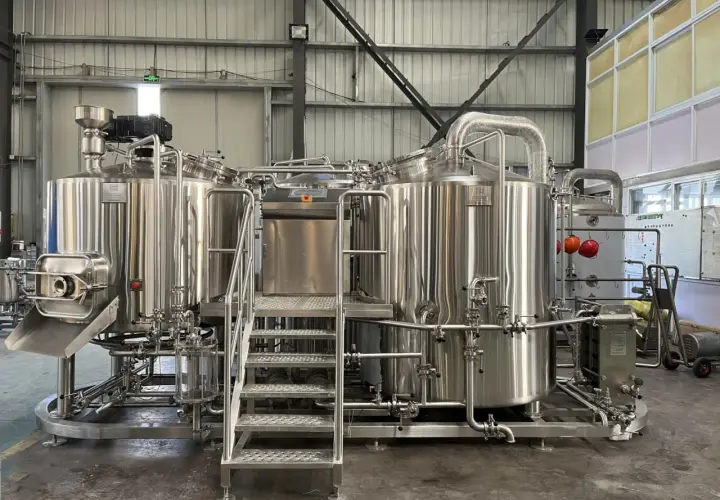 Gros équipement de brasserie en acier inoxydable, prêt pour le processus de fabrication de bière. Un système de désinfectant bière est intégré pour assurer la pureté.