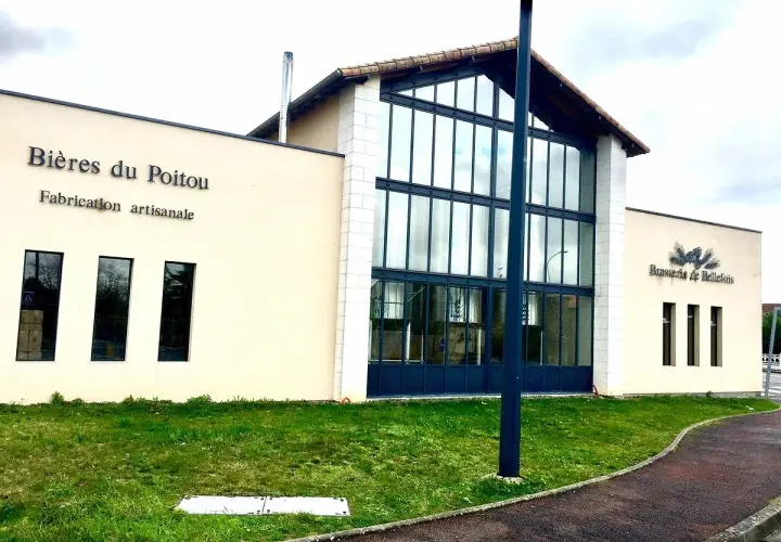Bâtiment moderne de la Brasserie de Bellefois, spécialisée en bières du Poitou. L'enseigne "Bières du Poitou" est visible, ainsi que le logo de la brasserie.