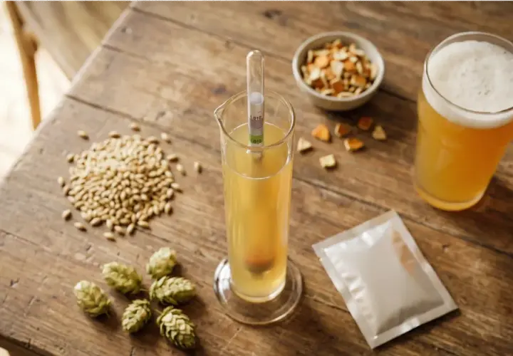 Kit de brassage artisanal : malt, houblon, levure, hydromètre pour un test iode bière parfait. Une bière dorée mousseuse à déguster.