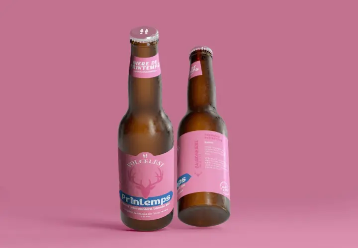 Deux bouteilles de bière artisanale "Printemps" sur fond rose. L'une met en avant le nom "Printemps" avec un cerf stylisé.