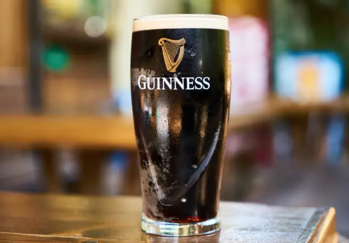Un verre de Guinness, avec sa mousse crémeuse et son corps sombre, est prêt à être dégusté. L'azote lui donne cette texture unique.
