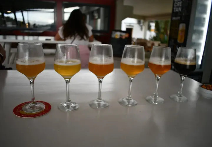 Dégustation de bières artisanales crétoises. Cinq verres de bière, de couleurs variées, sur une table.
